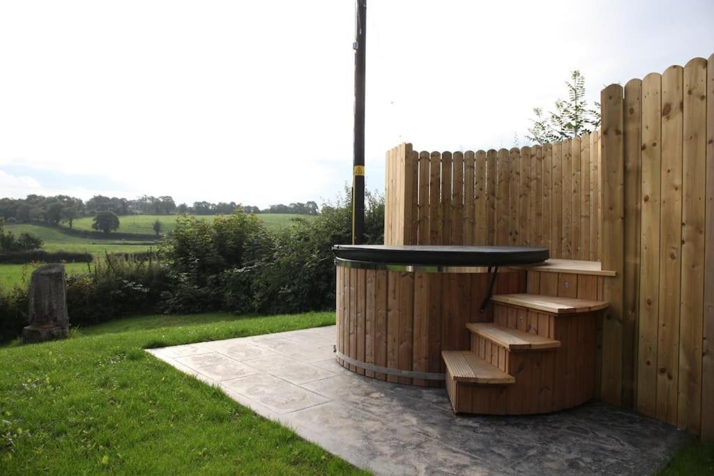 Stone Gate lodge with Private Hot Tub, Boardmills