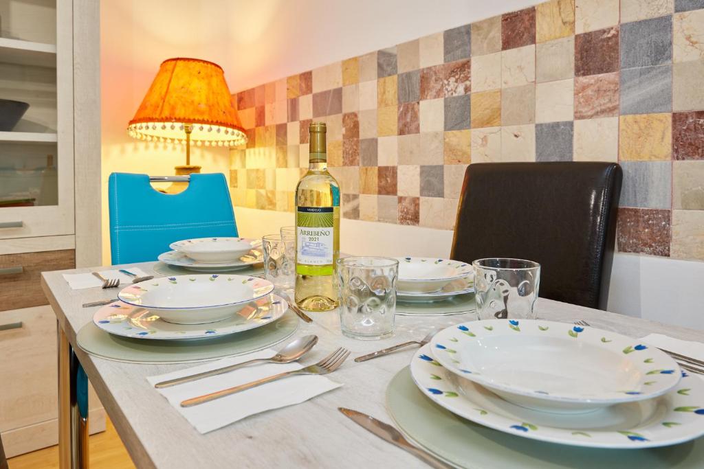 Old Town Luxe Apartment - 4
