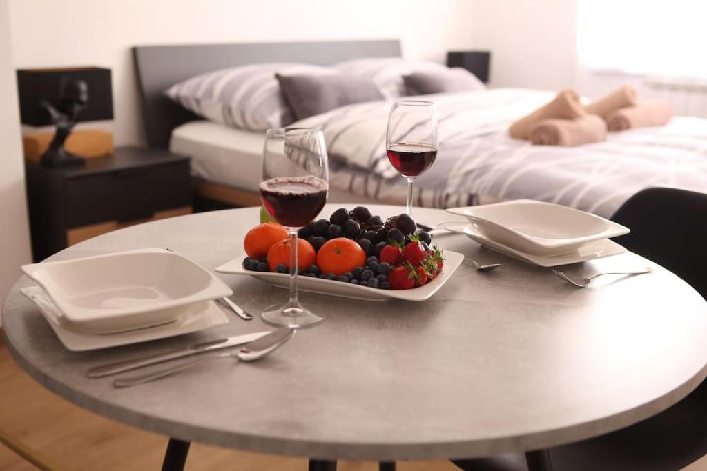 Modern apt in Dubec, ideal for couple, Sesvete