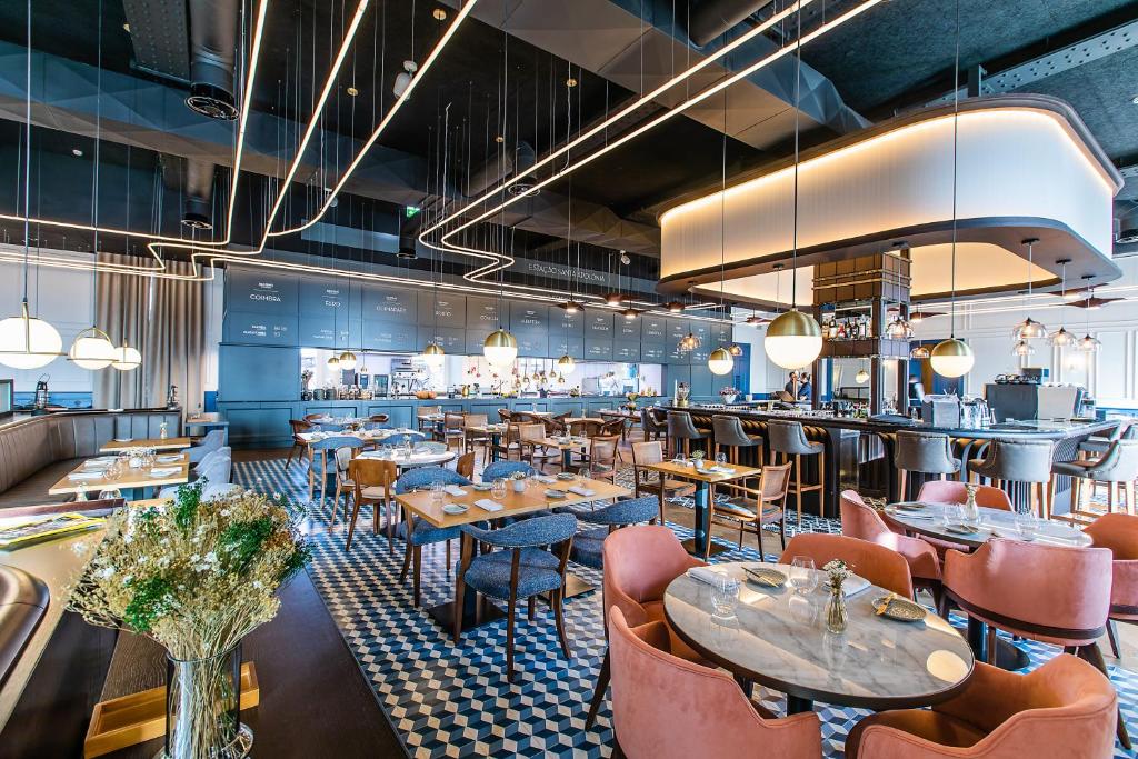 산타 아폴로니아 역과 연결된 The Editory Riverside 호텔 외관