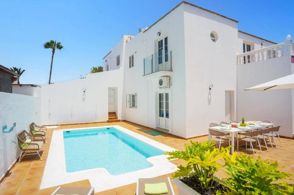 Villa Laurona by Villa Plus - 1