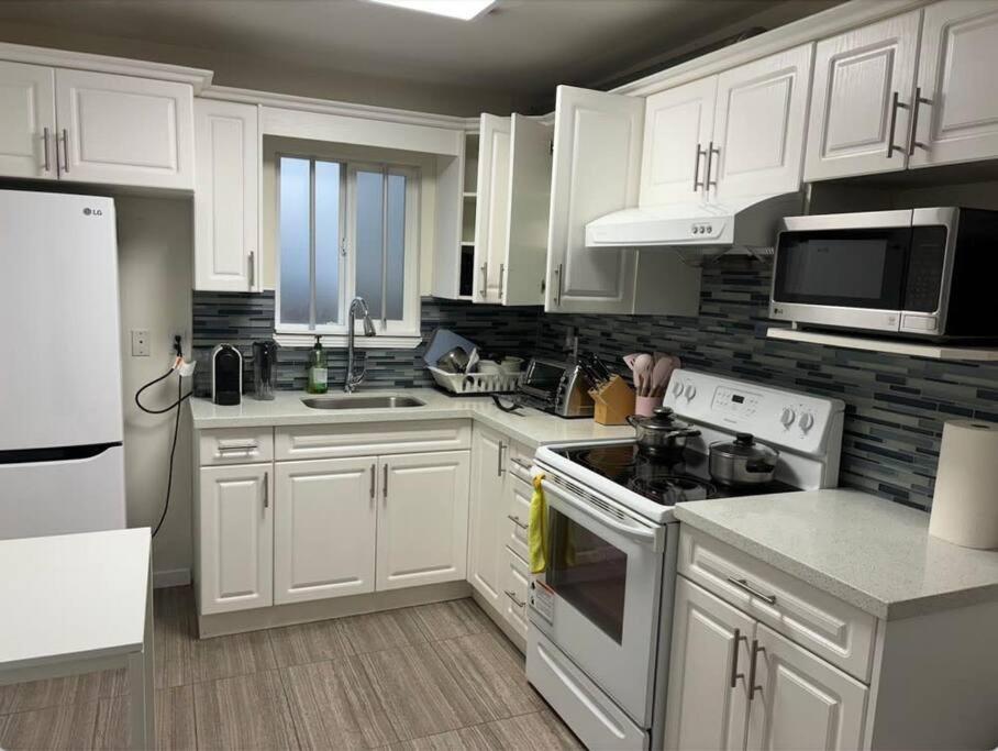 Charming 2-BD Suite Private Entrance in Vancouver, Vancouver