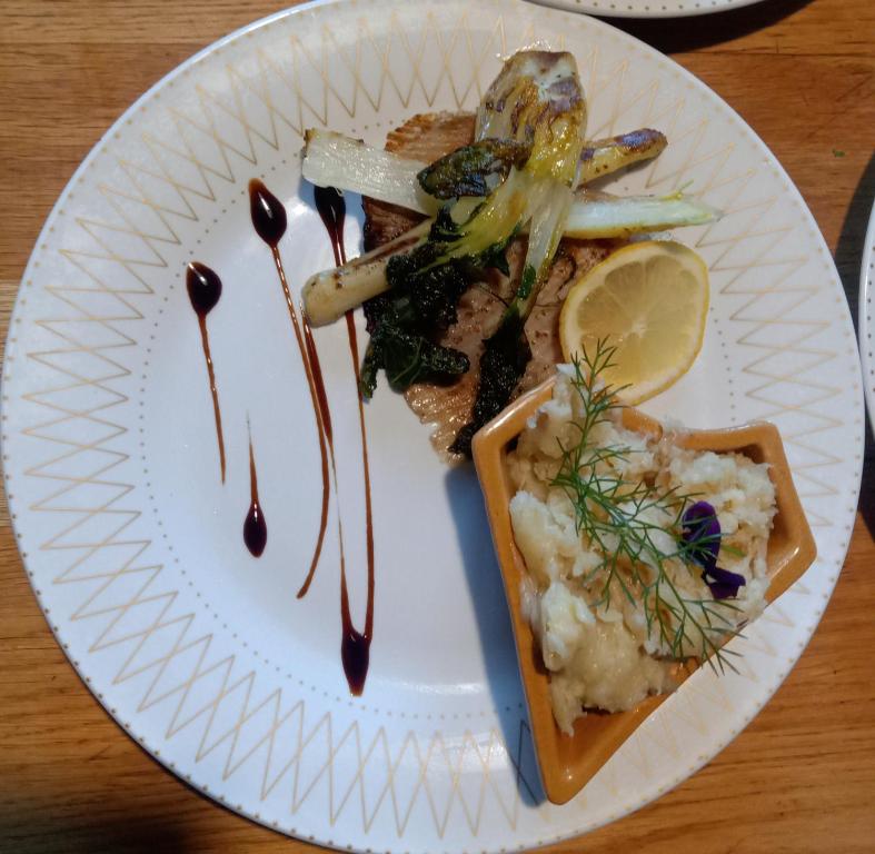 지트 뒤 GRC의 아름다운 정원과 수영장