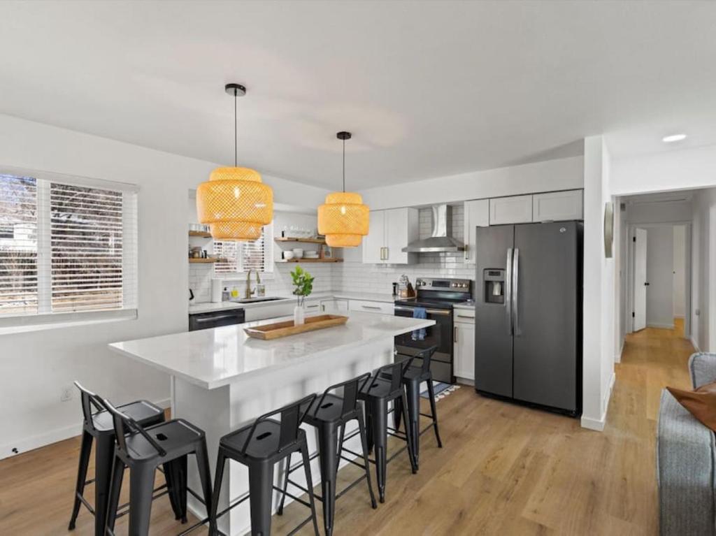 Mountain Views, Close to Attractions, Upper Unit, Colorado Springs