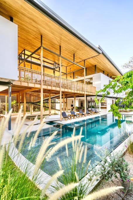 Nimbu West, Tamarindo