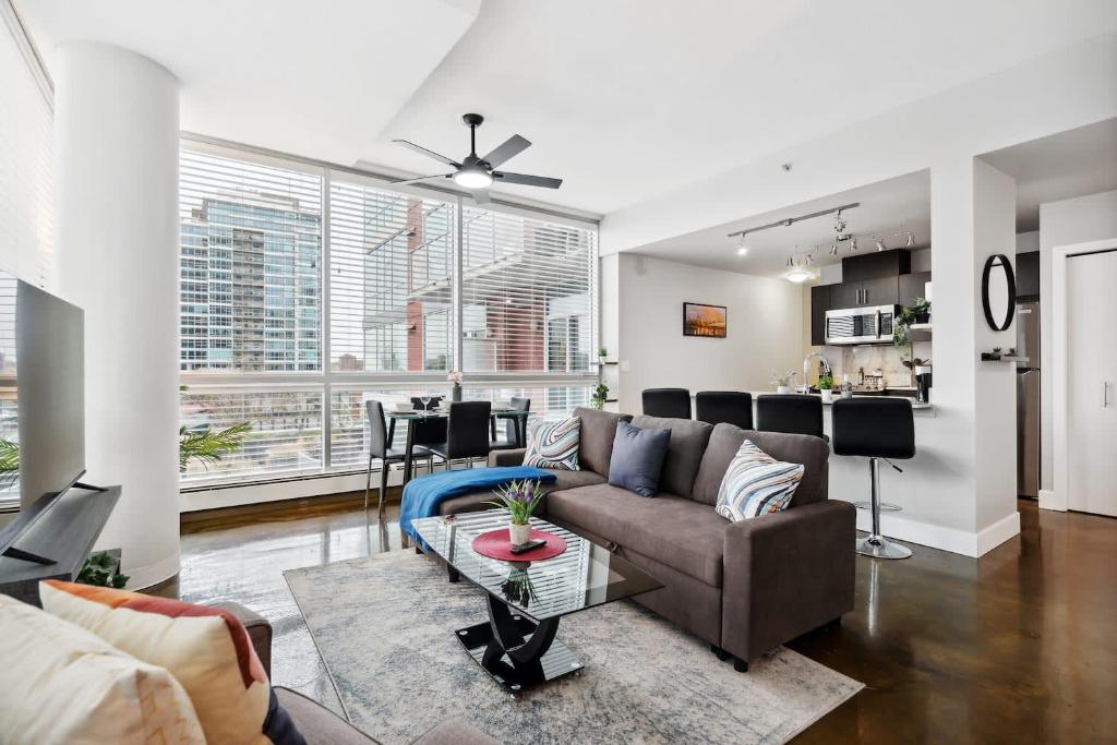 Upscale 2BR Condo - King Bed - Stunning Views, Calgary