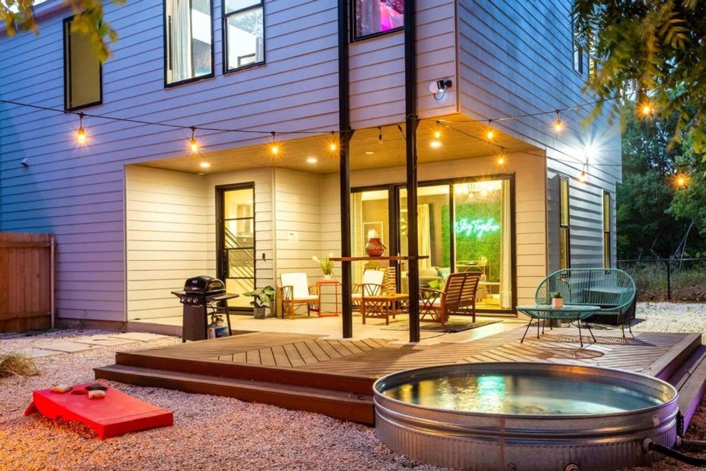 Two-House Private 10BR Compound - DT 6 Min Drive, Austin