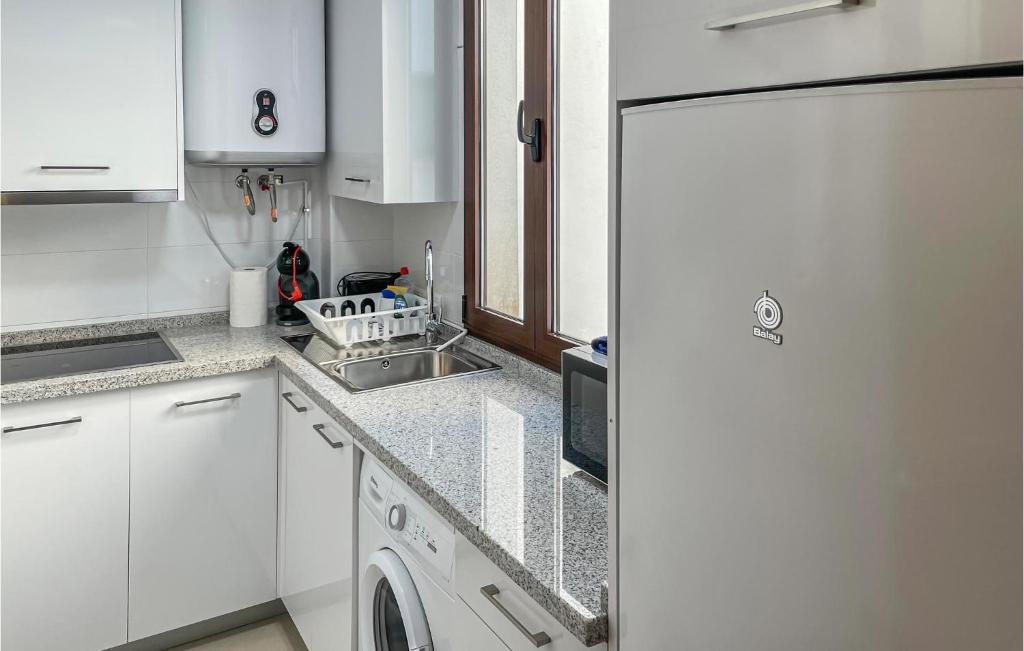 Awesome Apartment In Estepona With Wifi 전경