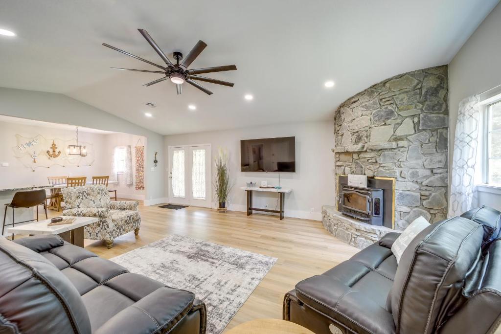 Eufaula Home - Walk to Lake Beach!, Eufaula