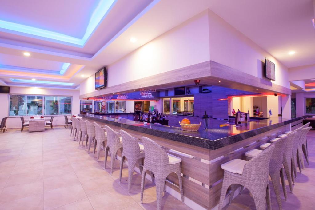 Catty Cats Garden Hotel — Side