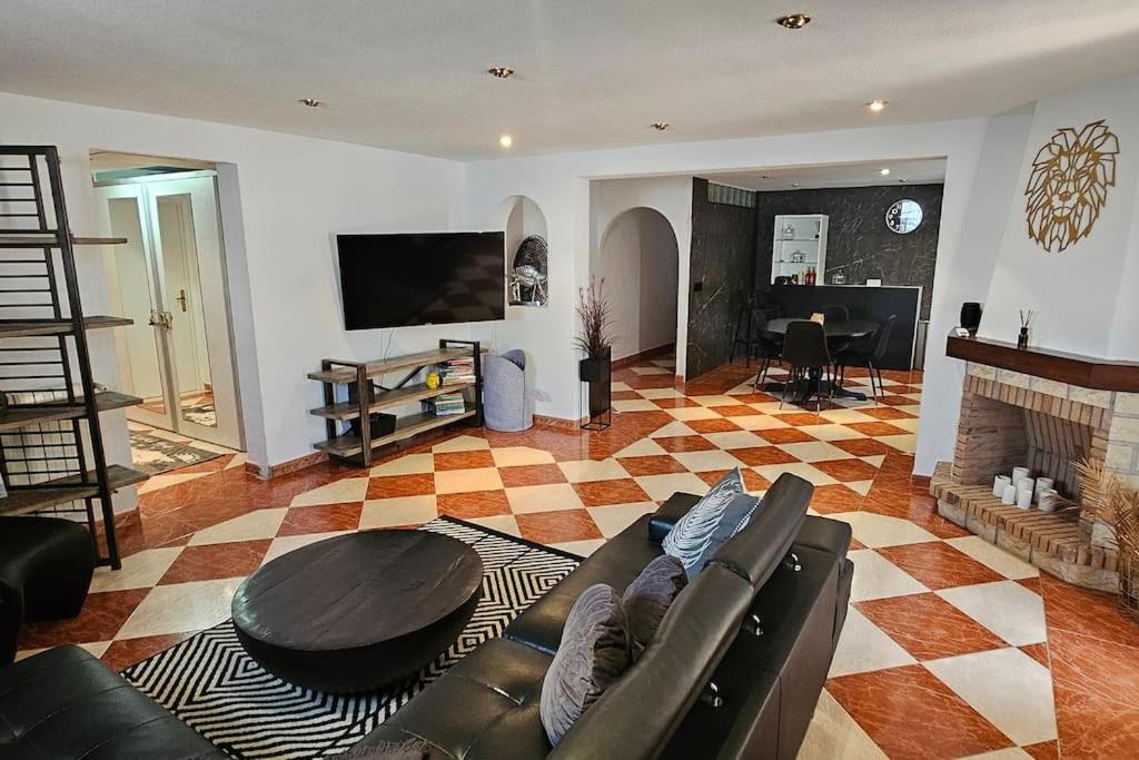 Apartment in big house with private pool & large outdoor space, L'Alfas del Pi