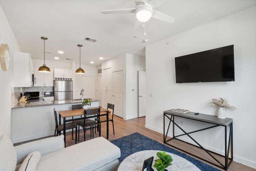 Stunning Austin Oasis With Properties By Preston, Austin