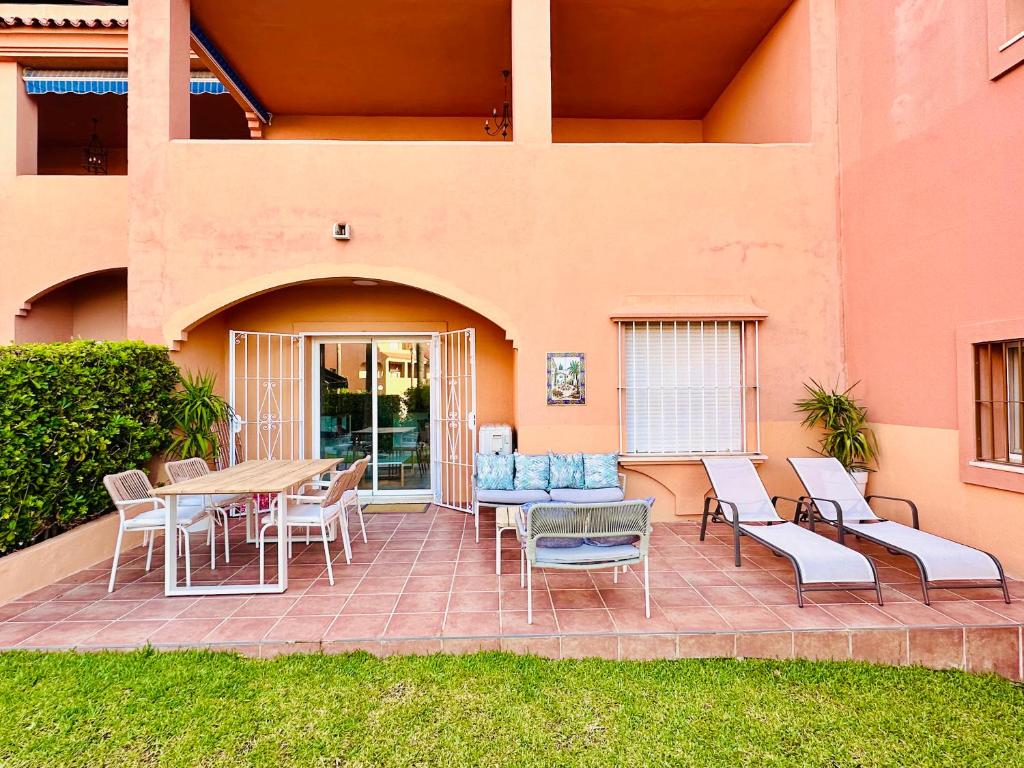 No10 - Beachfront Estepona close to port, 2 bedroom, 2 bathroom, sleeps 5 - 5