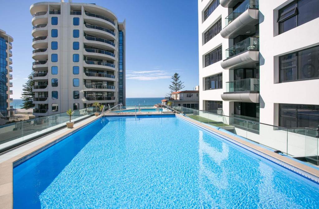 Superb Elevated Views of Harbour with Heated Pool, Gym & Parking, Mount Maunganui