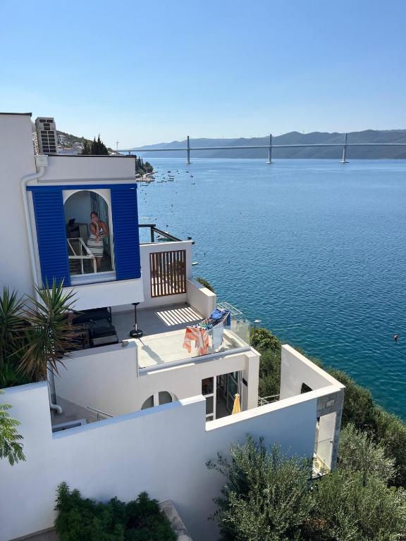 Fig Tree Apartment, Komarna