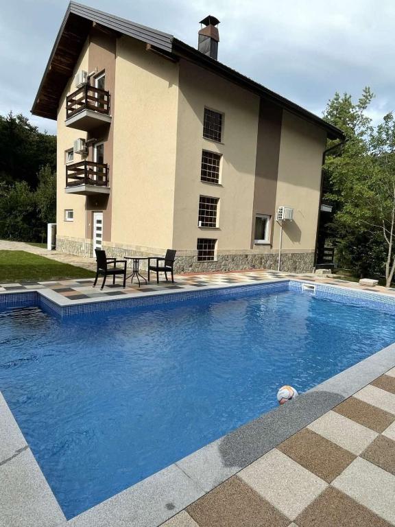 Home with a Swimming Pool - 5