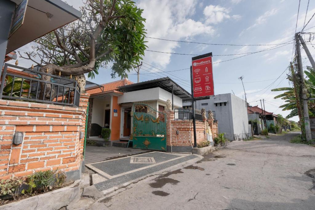 RedDoorz near Buleleng Harbour 2