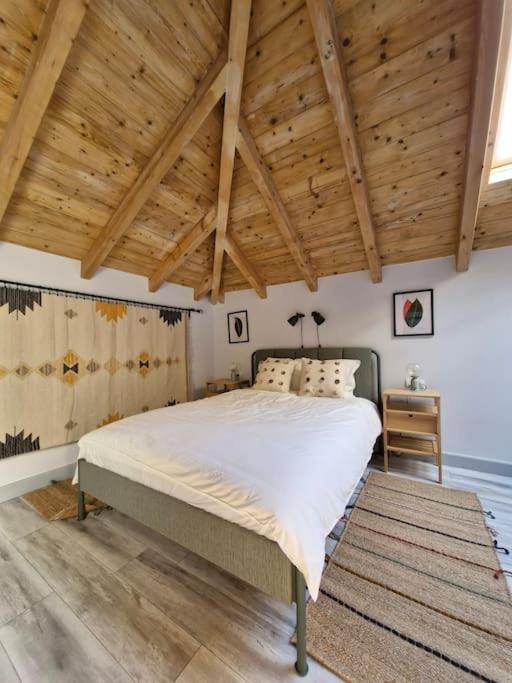 Studio in the attic with private bathroom, Bukurešť