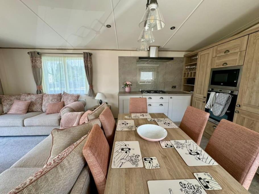 Wine Down Retreat - free Hoburne Passes included, South Cerney