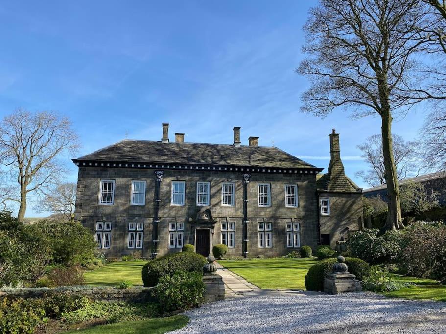 Mellor Hall Loft - unique apartment in historic property, Stockport