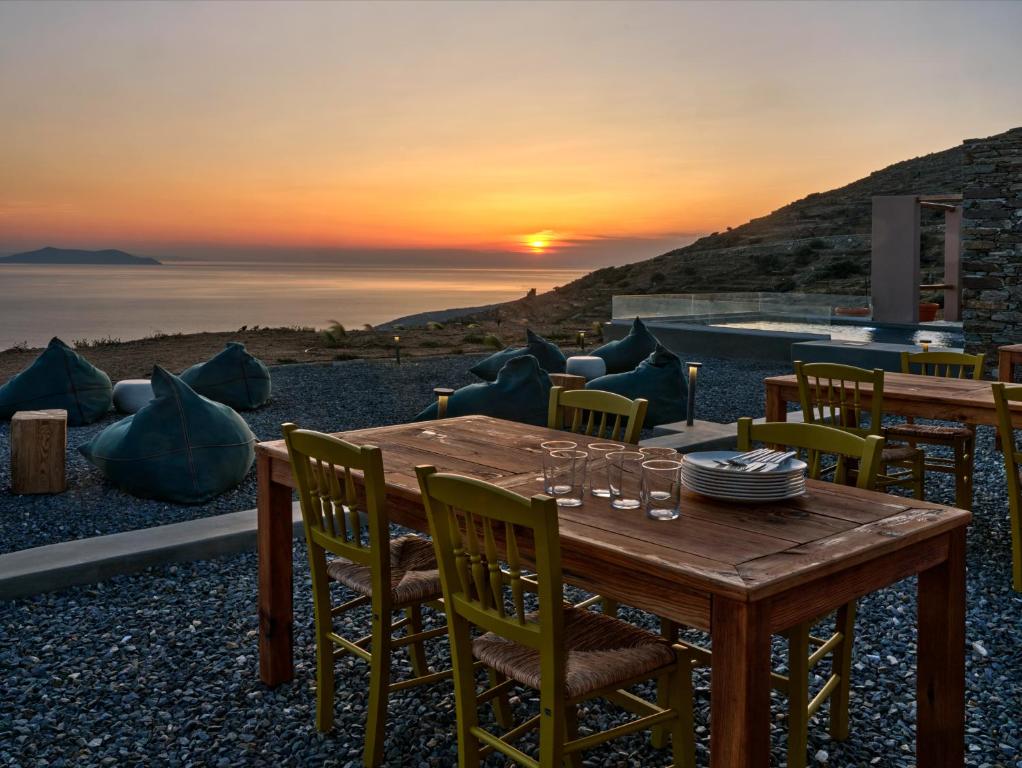 อันเดอร์ เดอะซัน ไซคลาดิก วิลเลจ (Under the Sun Cycladic Village)