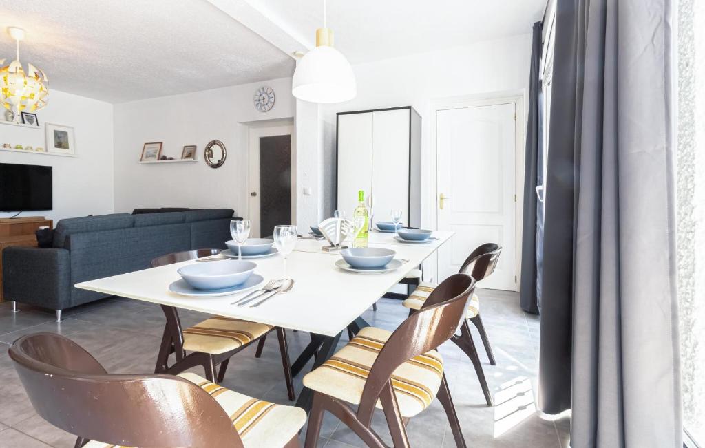 3 Bedroom Beautiful Apartment In Torrevieja - 4