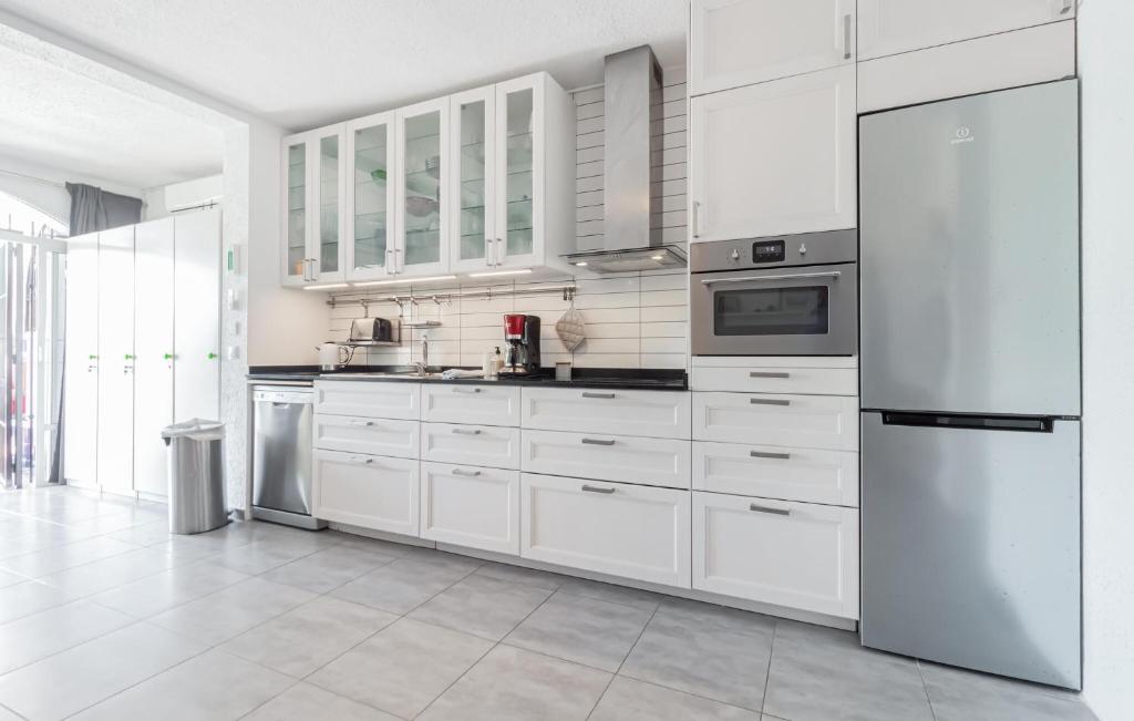 3 Bedroom Beautiful Apartment In Torrevieja - 5