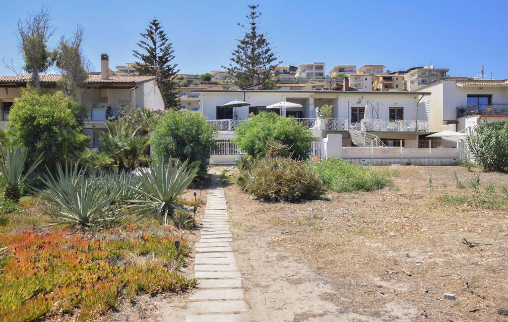 3 Bedroom Gorgeous Apartment In Alcamo - 3