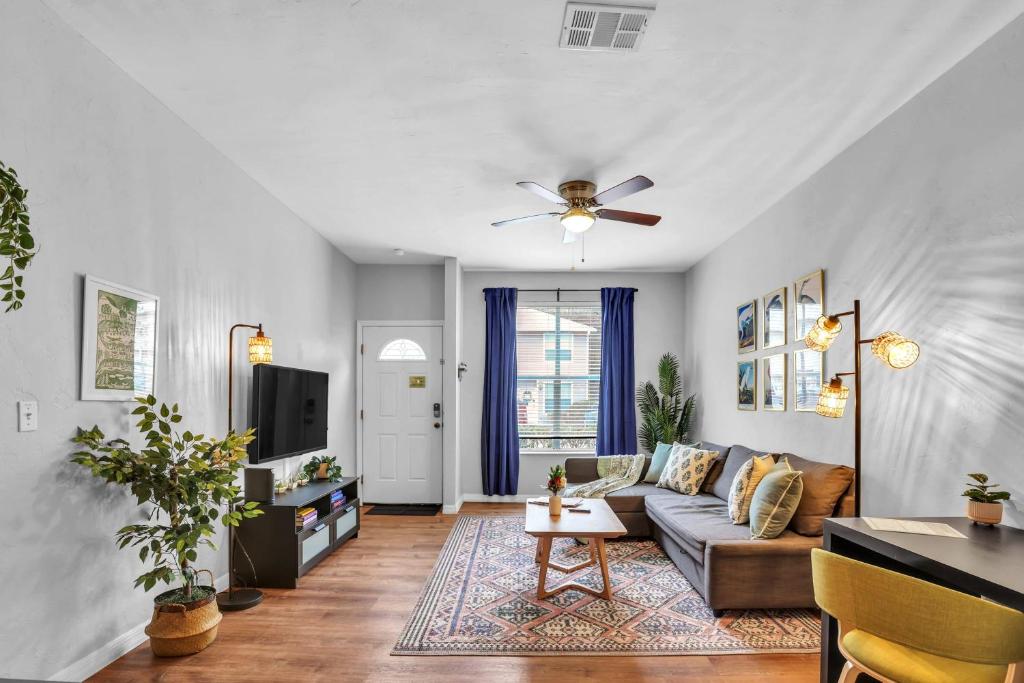 Blissful Haven - Updated & Fully Equipped Condo, Gainesville