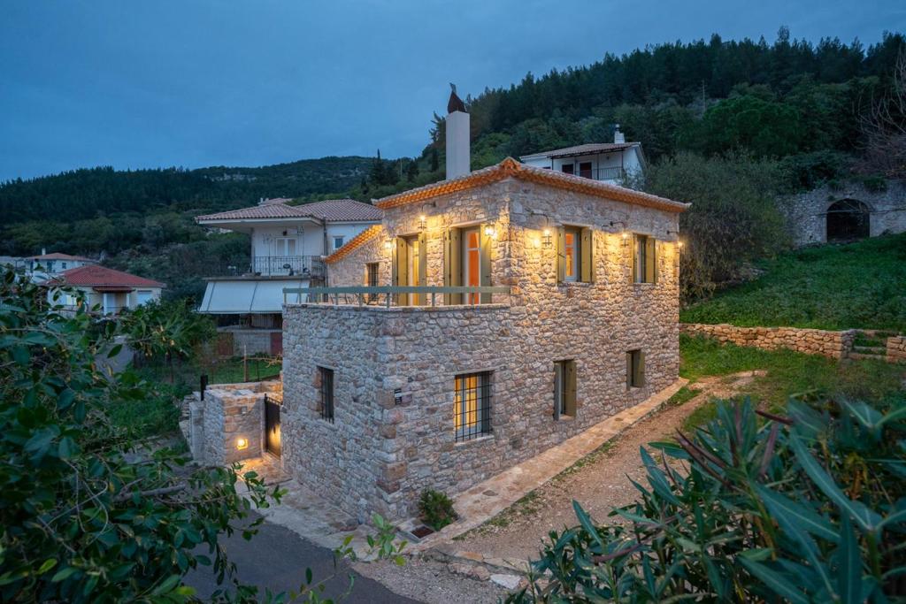 Aries, Marvelous 2floors Maisonette Old Town of Kyparissia, Míloi