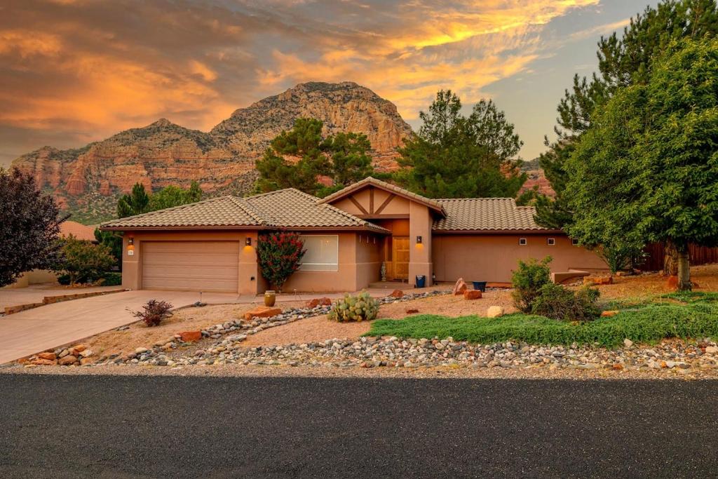 NEW The Andante with spectacular backyard oasis, Sedona
