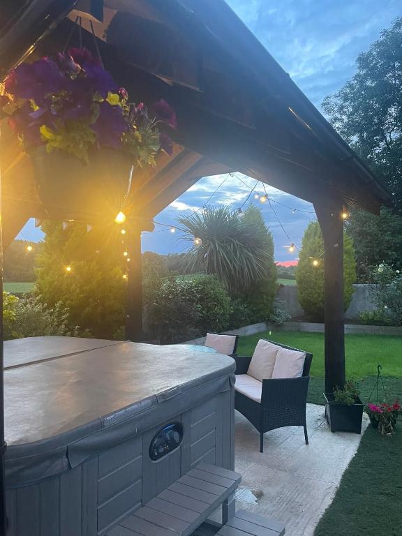 The Loft at Rock Cottage with hot tub, Garvagh