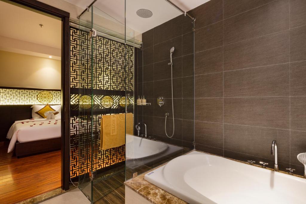 Shower, Thanh Lich Royal Boutique Hotel in Hue