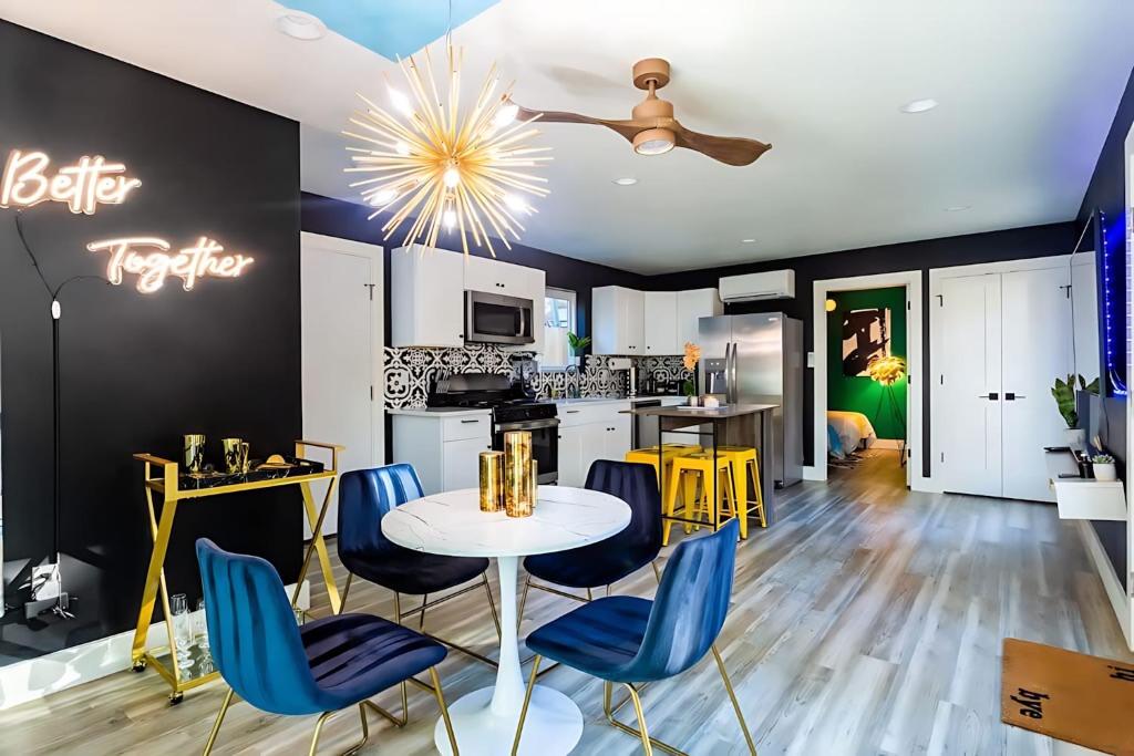 Two-Home 3rd St - Estate 6th Street - 4 min walk, Austin