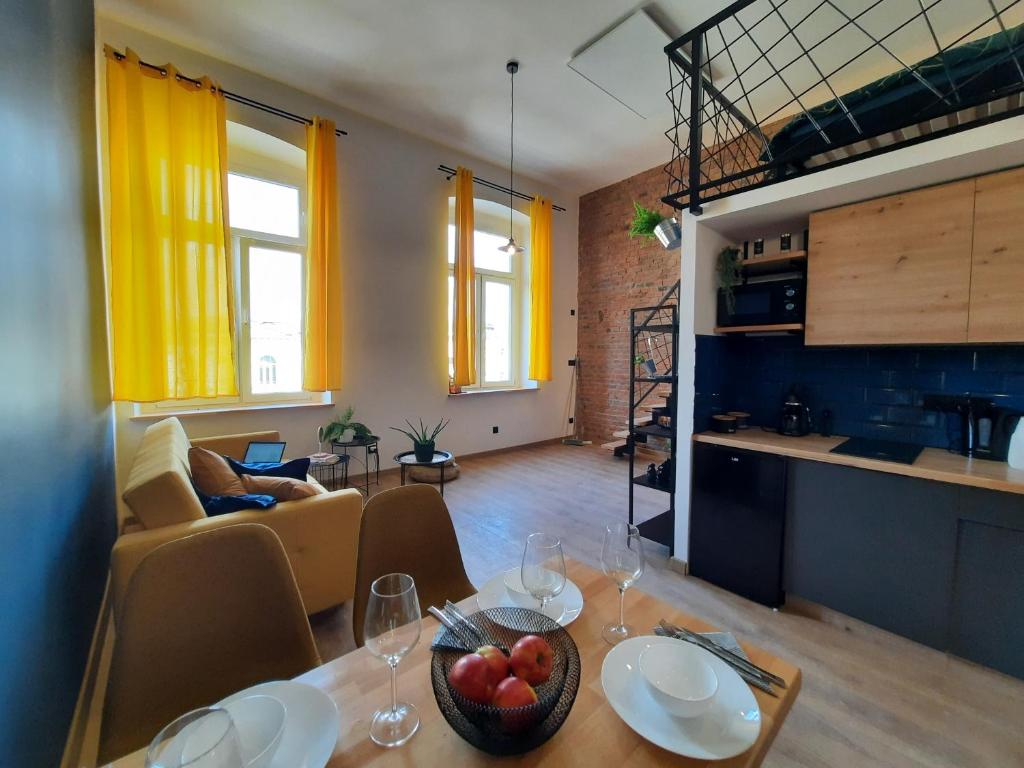 Frequently - Hide Apartment, Čenstochová