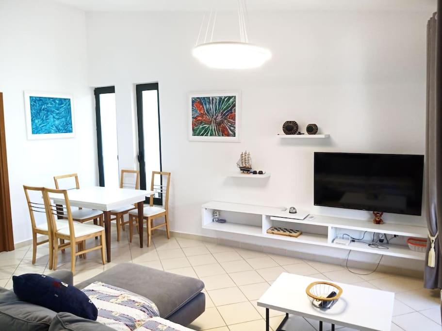 Pine tree app 150m by beach!, Golem