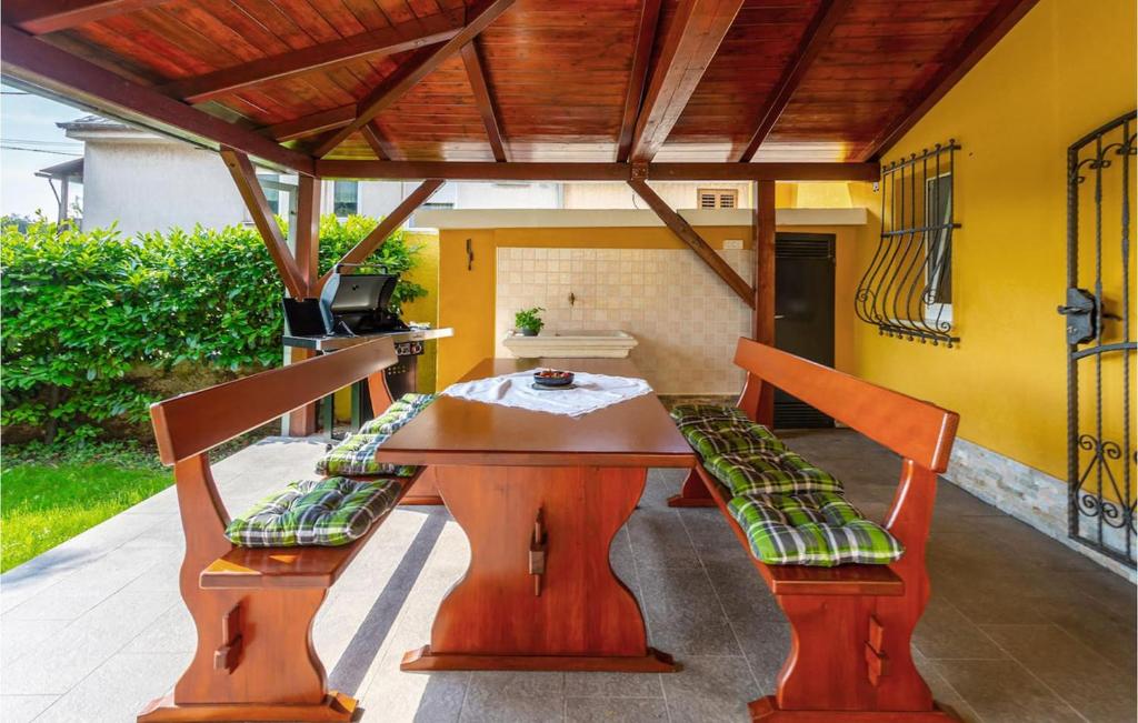 Beautiful home in Chernik 전경