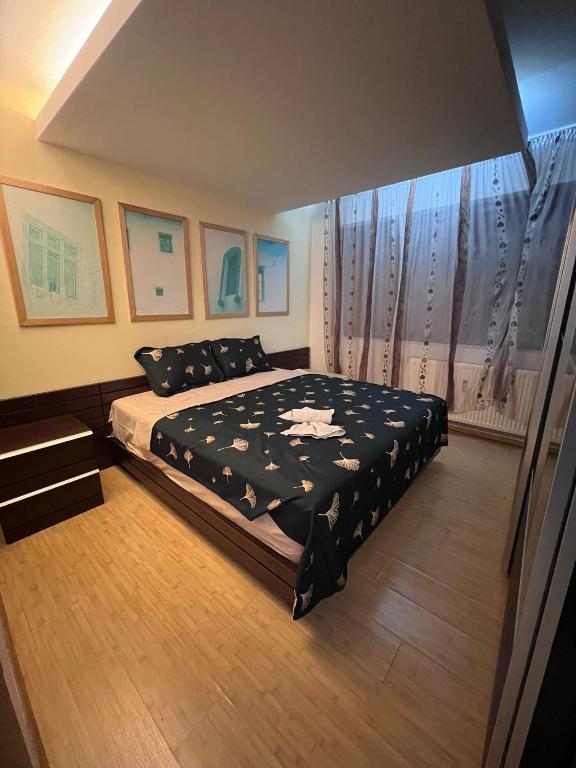 Mona's Studio 3, Bukurešť