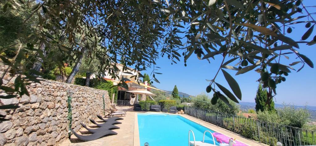 "La Colombe sous les Oliviers" Gîte jusqu'à 4 personnes - 75m2 - Sur Boooking - Rez de jardin Piscine Vue mer et lac - 1