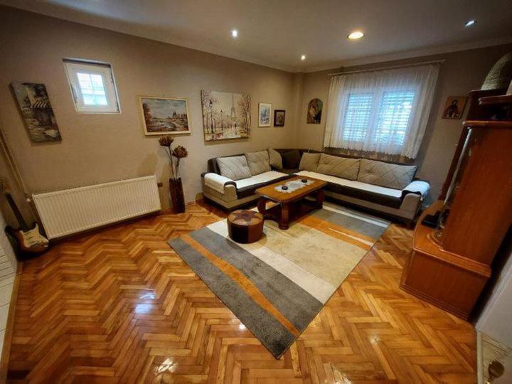 Stefhouse, Mojanovići