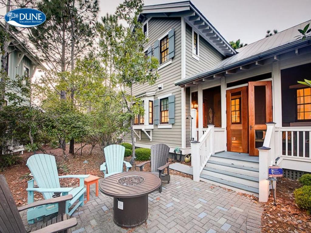 'Serendipity' Beautiful 3BR Cottage Sleeps 8 Close to Lazy River Pool at Camp WaterColor home, Santa Rosa Beach