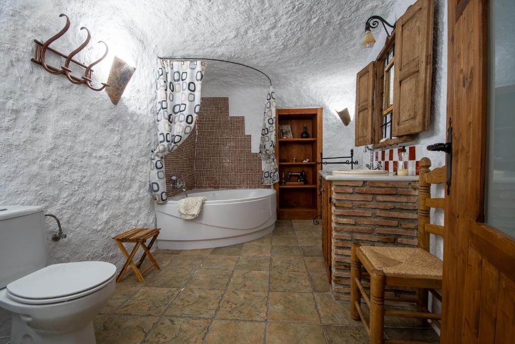 Cave Holidays Andalucia의 아늑한 주방 및 식사 공간