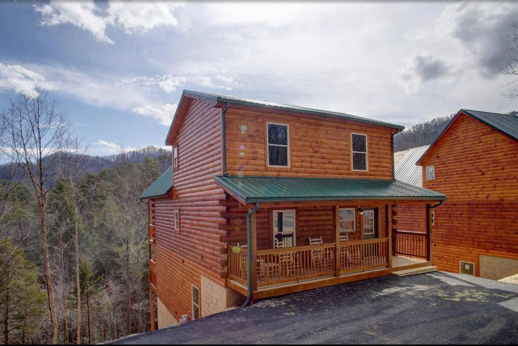 NEWLY Built! 5BR-5BH-Hottub-WIFI-Theater-Pool Tble, Pigeon Forge