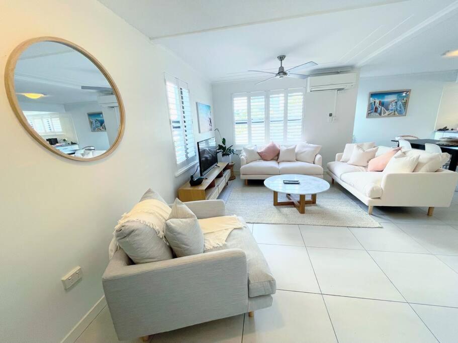 2 Bed Unit on Mooloolaba Esplanade 50 m from beach, Mooloolaba