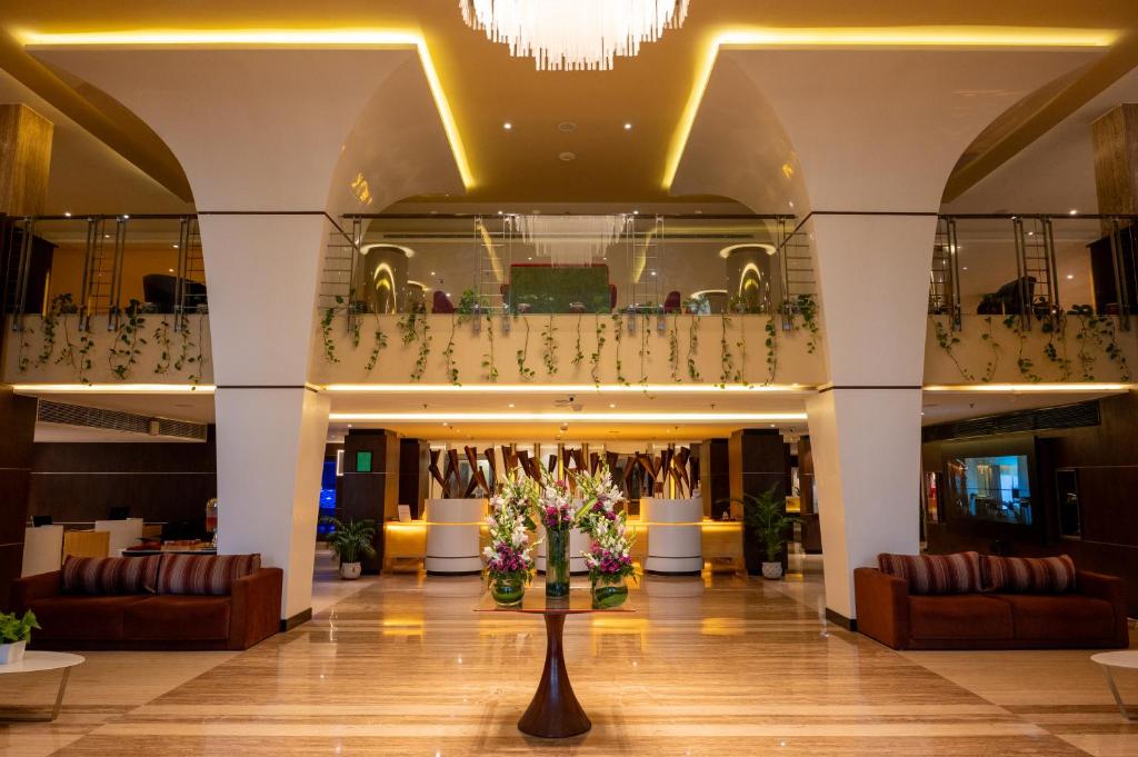 그랜드 카킨나다 바이 GRT 호텔의 실외 수영장 전경