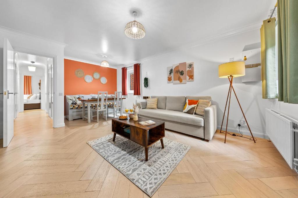 Azalea Apartment Home comforts by the river, Isleworth