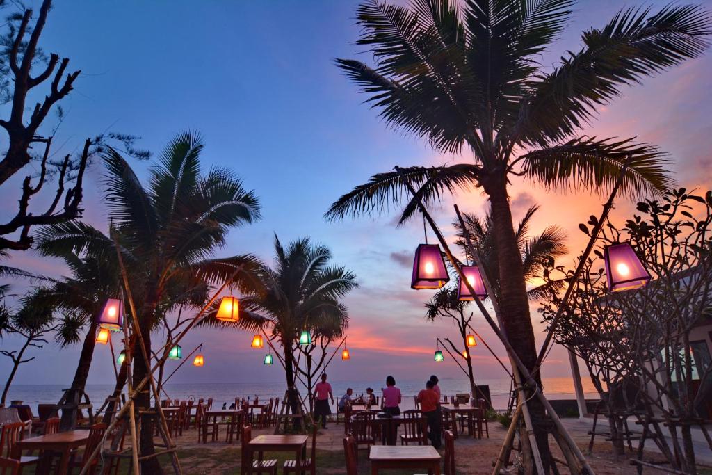 Bar/lounge, Golden Bay Cottage in Koh Lanta