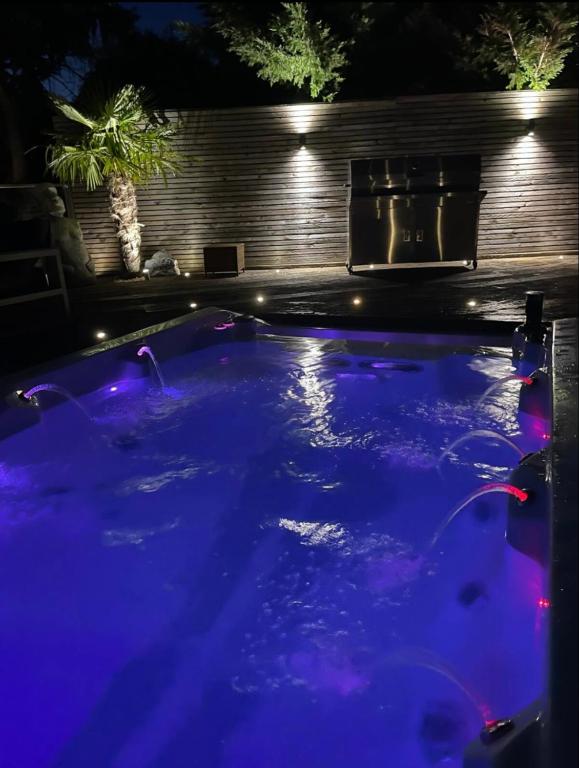 Branksome 4-House Sleeps 8 with Hot Tub & Parking, Worcester