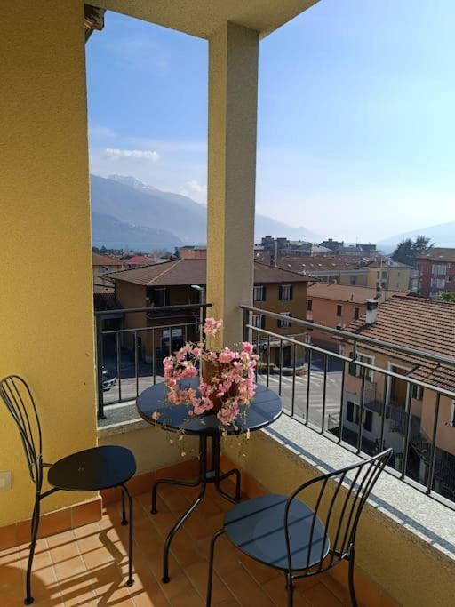 Window on the lake, Gravedona