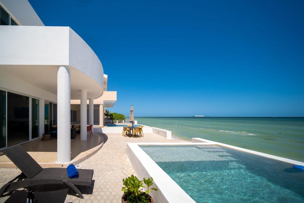 PENINSULA STAYS 4BR Beach House @ PROGRESO The Best Location in the Yucatan, Progreso